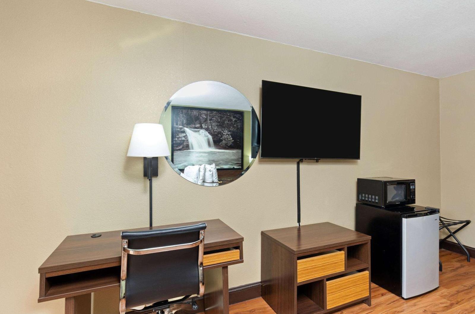 Super 8 by Wyndham Kingsport Main image 1