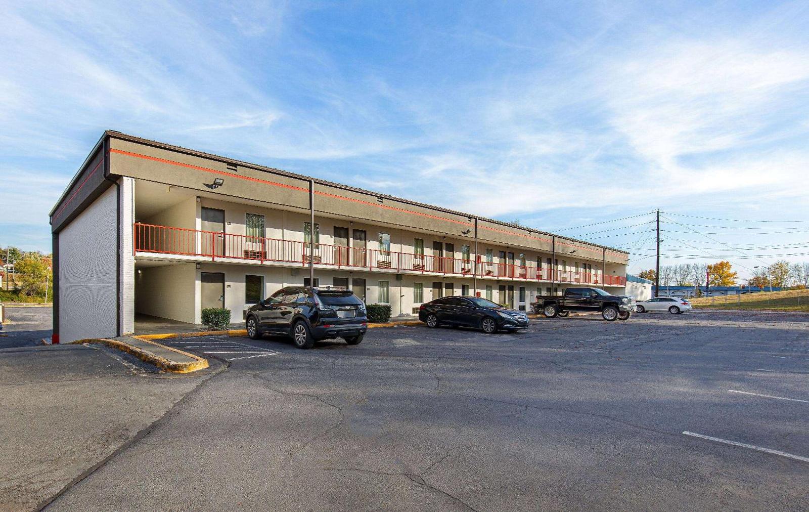 Super 8 by Wyndham Kingsport Main image 2